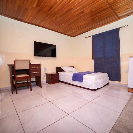 אקרה Bombay Hotel מראה חיצוני תמונה