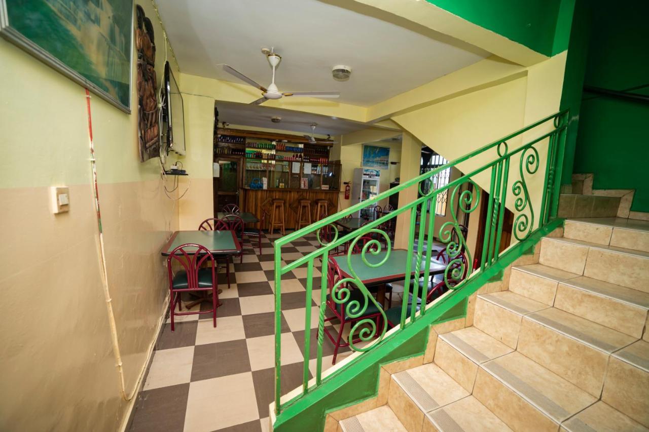 אקרה Bombay Hotel מראה חיצוני תמונה